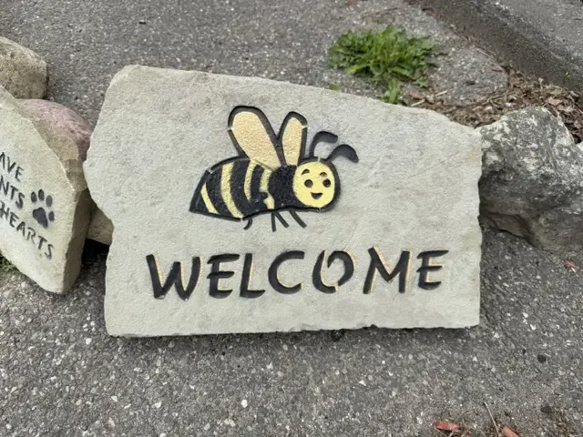Bee welcome stone